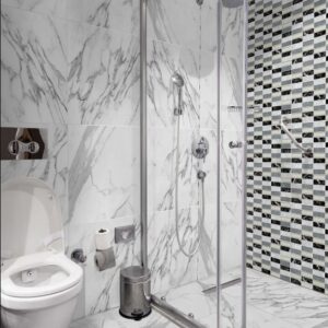 Cerámica Blanco Marmolizado Bianco Apuano Elegancia y Luz para un Baño Moderno